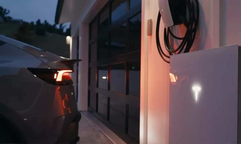 Tesla подключена к зарядке