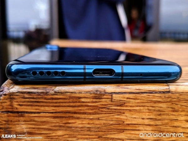 В сеть утекли фотографии Honor 20 Pro: «дырявый» дисплей, боковой сканер и камера с четырьмя модулями