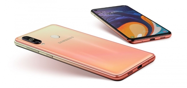 Samsung Galaxy M40 на официальных рендерах: тройная основная камера и подэкранная фронтальная