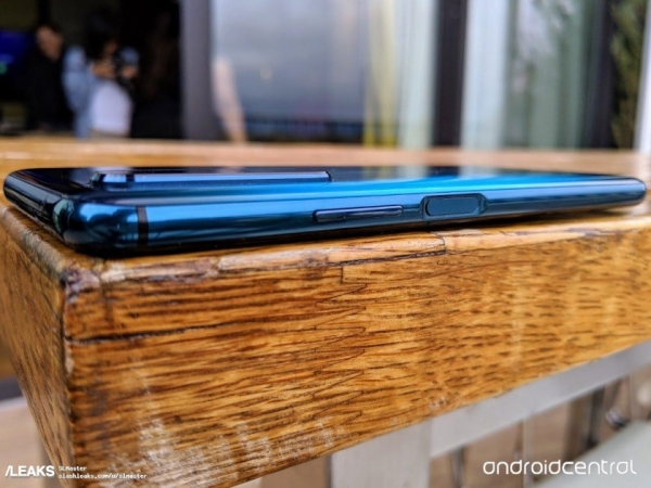 В сеть утекли фотографии Honor 20 Pro: «дырявый» дисплей, боковой сканер и камера с четырьмя модулями